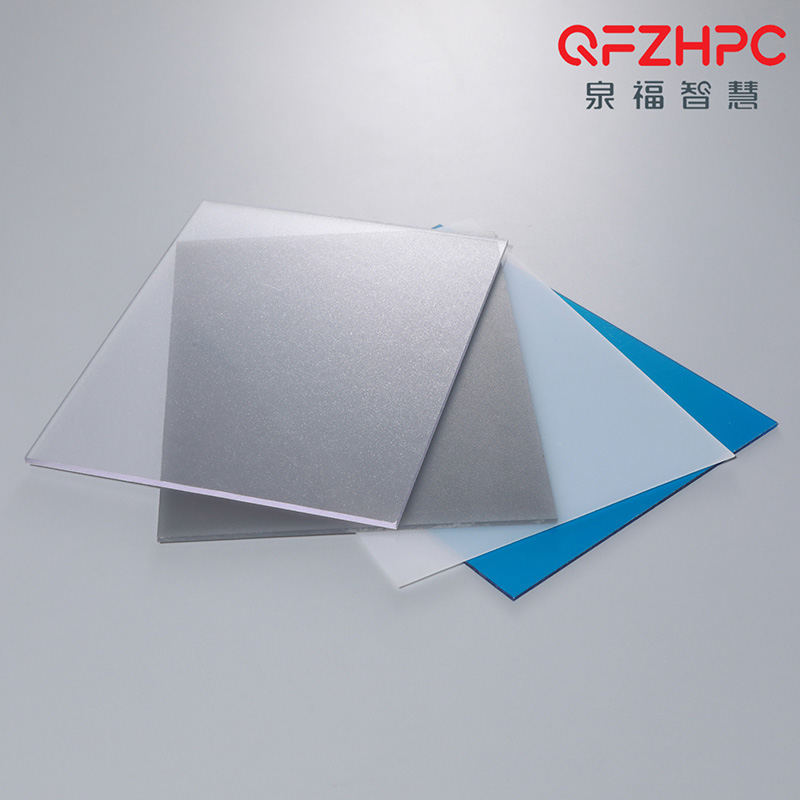 Solid polycarbonate sheet with thermal insulation
